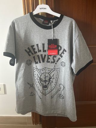 Camiseta Stranger Things Hellfire Lives Pull&Bear