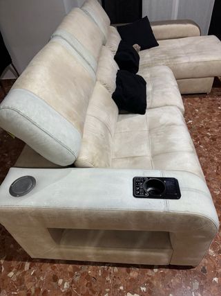 Divano chaise longue beige con cassetta