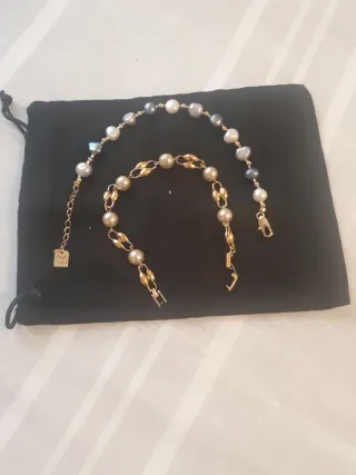 Pulseras doradas con perlas