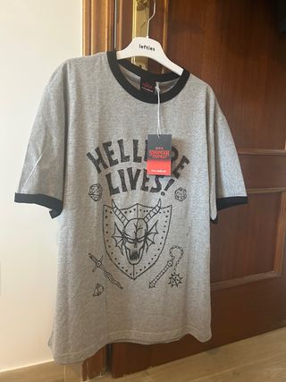 Camiseta Pull&Bear Stranger Things Hellfire Lives