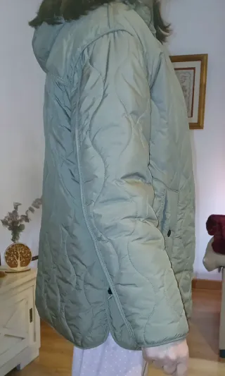 Cazadora acolchada verde caqui