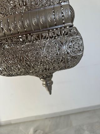 Lámpara de metal labrada