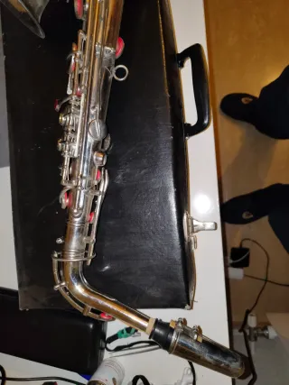 Saxofón decorativo plateado