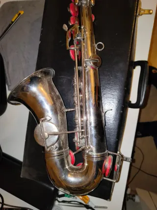 Saxofón decorativo plateado