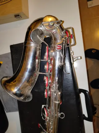 Saxofón decorativo plateado