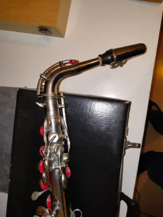 Saxofón decorativo plateado