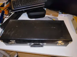 Saxofón decorativo plateado