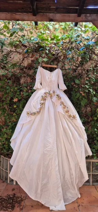 Vestido de Novia y Velo Blanco