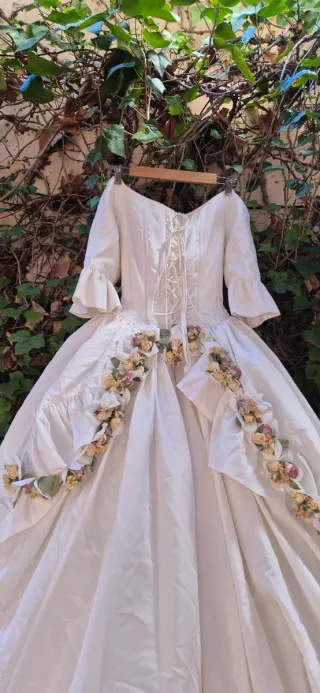 Vestido de Novia y Velo Blanco