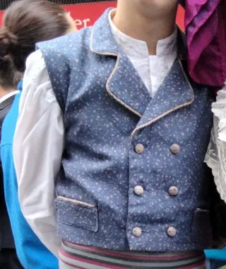 Chaleco fallero azul con estampado beige