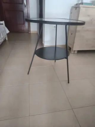 Mesa auxiliar metálica con bandeja cristal