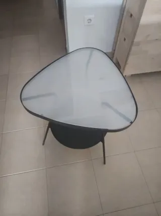 Mesa auxiliar metálica con bandeja cristal