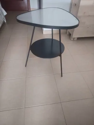 Mesa auxiliar metálica con bandeja cristal