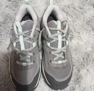 Zapatillas grises y turquesa