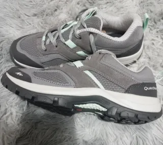 Zapatillas grises y turquesa