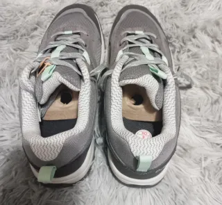 Zapatillas grises y turquesa