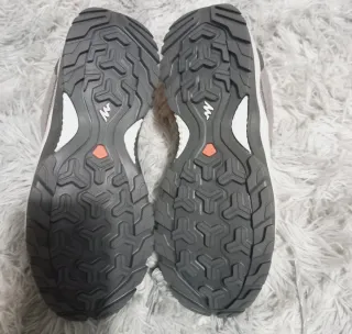 Zapatillas grises y turquesa