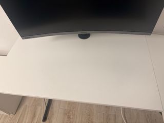 Escritorio esquinero  blanco 120x120 patas negras