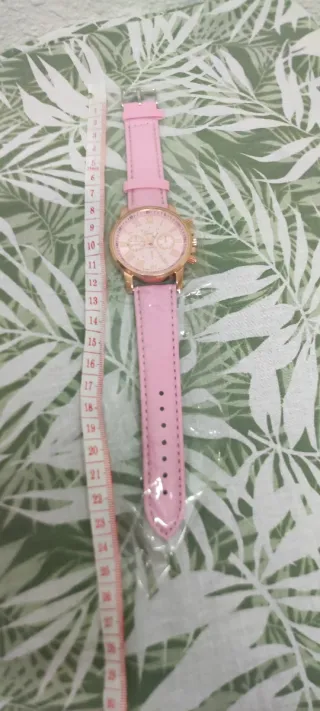 Reloj casual rosa pastel con detalles dorados