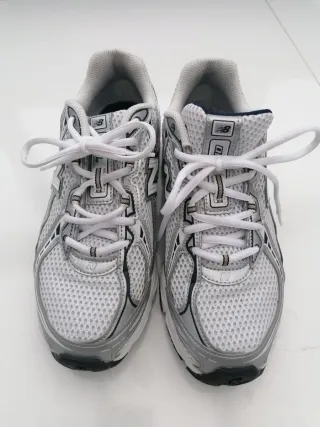 Deportivos New Balance Plata y Blanco