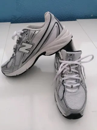 Deportivos New Balance Plata y Blanco