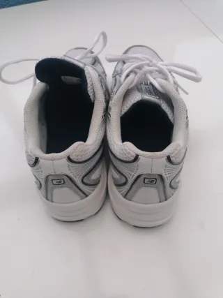 Deportivos New Balance Plata y Blanco