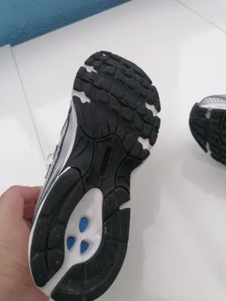 Deportivos New Balance Plata y Blanco