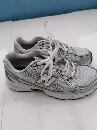 Deportivos New Balance Plata y Blanco