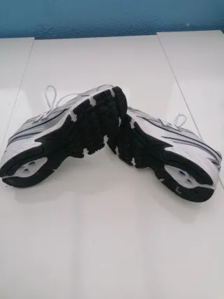 Deportivos New Balance Plata y Blanco