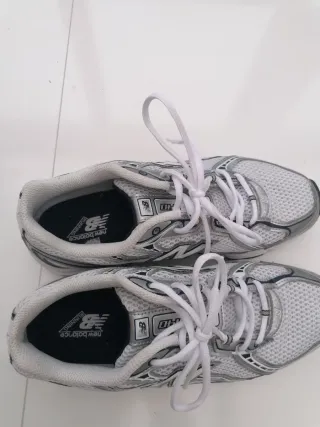 Deportivos New Balance Plata y Blanco