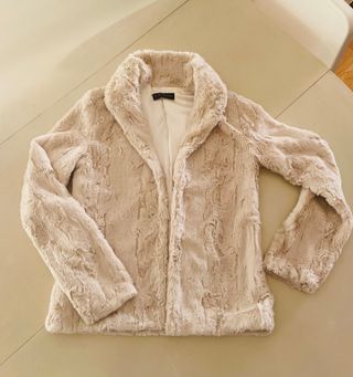 Chaqueta pelo sintético Devota & Lomba beige.