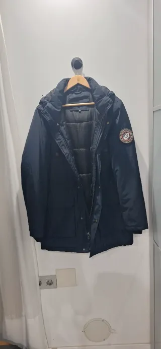 Chaquetón azul marino con capucha