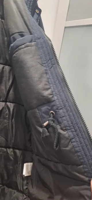 Chaquetón azul marino con capucha