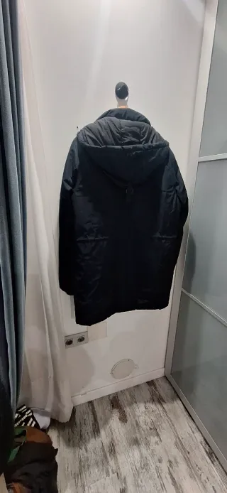 Chaquetón azul marino con capucha