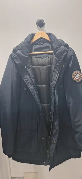 Chaquetón azul marino con capucha