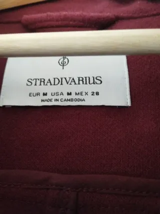 Chaqueta Stradivarius burdeos