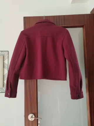 Chaqueta Stradivarius burdeos