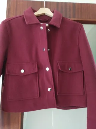 Chaqueta Stradivarius burdeos