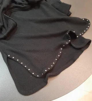 Maglia lunga nera con borchie