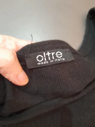 Maglia lunga nera con borchie