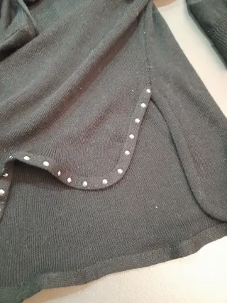 Maglia lunga nera con borchie