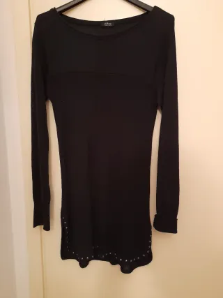 Maglia lunga nera con borchie