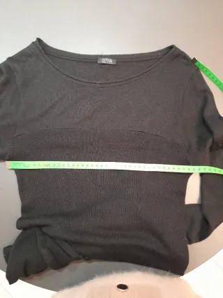 Maglia lunga nera con borchie