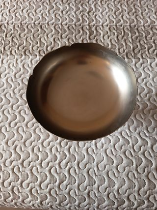 Adorno de metal plateado con peces.