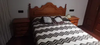 Cama con mesitas y mueble espejo