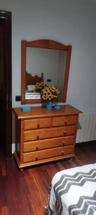 Cama con mesitas y mueble espejo