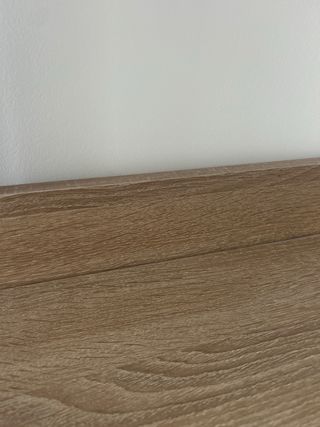 Estantería de madera y metal