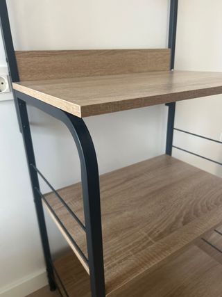 Estantería de madera y metal