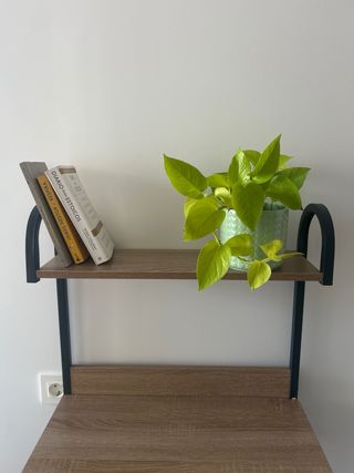 Estantería de madera y metal