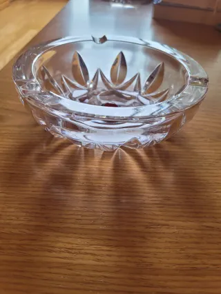 Cenicero de cristal tallado con gema